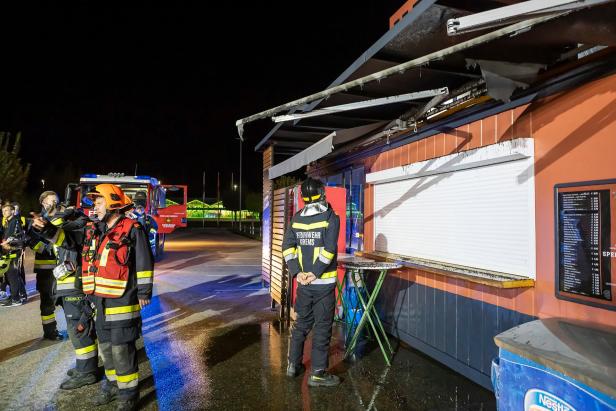 Helfer dämmten Imbissbuden-Brand in Krems mit Gartenschlauch ein