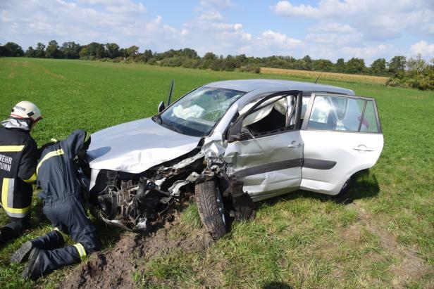 NÖ: Drei Fahrzeuge in schweren Verkehrsunfall verwickelt