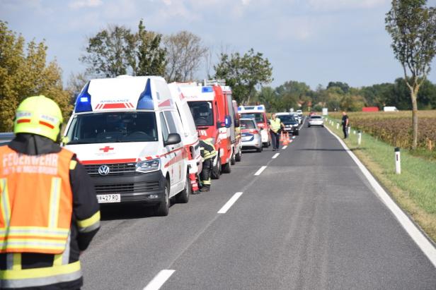 NÖ: Drei Fahrzeuge in schweren Verkehrsunfall verwickelt