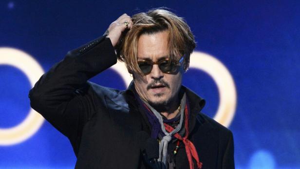 Live-Hoppala wurde in TV-Übertragung gekürzt: Johnny Depp stammelte und fluchte mehr als den Preis für die beste Dokumentation anzukündigen.
