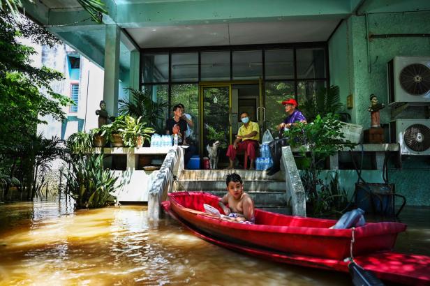 70.000 Häuser nach Überschwemmungen in Thailand unter Wasser