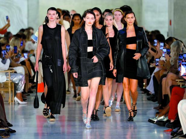 Hinter den Kulissen der Fashion Week und die Trends für 2022