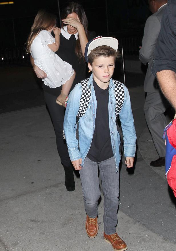 Victoria Beckham mit ihren Kindern Romeo und Harper beim Verlassen eines Gebäudes.