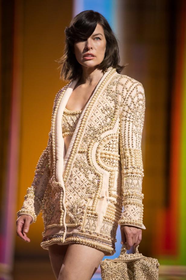 Überraschung bei Fashion Week: Carla Bruni ist zurück auf dem Runway