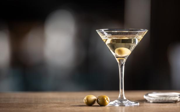 Ein Dry Martini Cocktail mit Gin, trockenem Wermut und einer Olive als Garnitur.