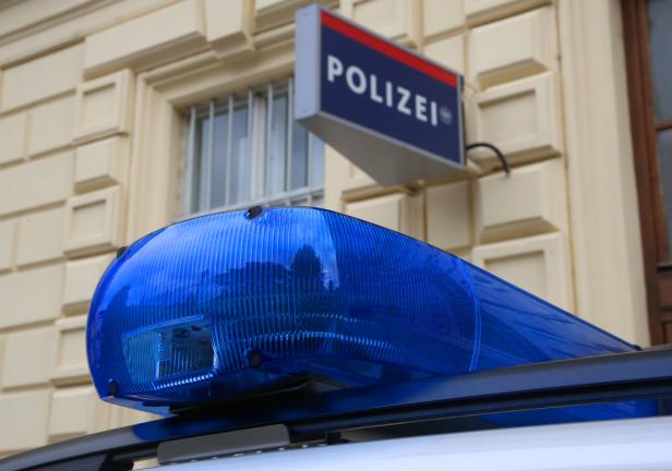 Polizeiauto vor Polizeiinspektion.