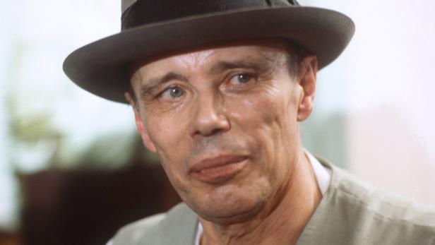 Porträt des Schauspielers Bruno Ganz mit Hut.