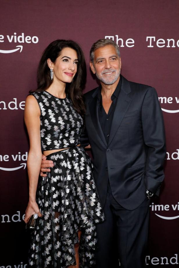 Wölbt sich da was? Amal Clooneys erster Aufritt seit Monaten heizt Gerüchte an