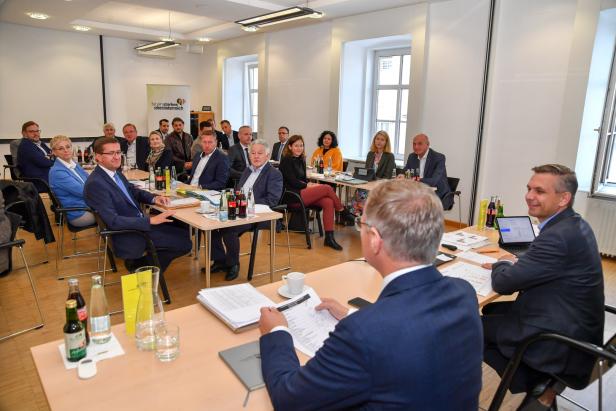 Nach OÖ-Wahl: ÖVP geht mit FPÖ in Koalitionsverhandlungen