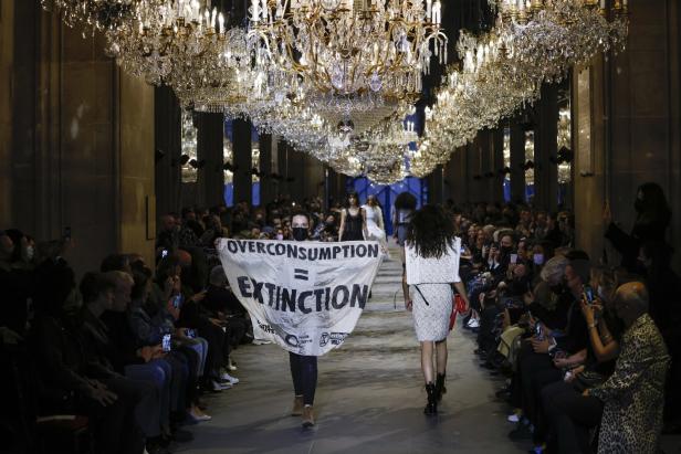 Aufreger bei Modewoche: Schlingenketten und Aktivisten am Runway