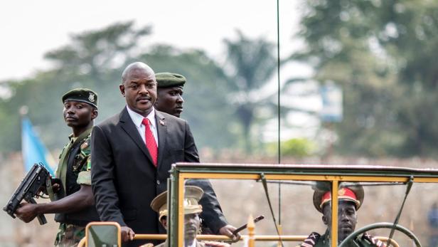 Pierre Nkurunziza bei einer Militärparade in einem offenen Wagen.
