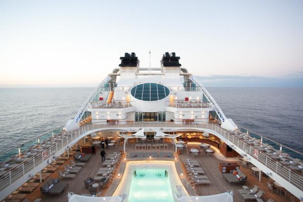 Blick vom Heck eines Kreuzfahrtschiffes auf das offene Meer.