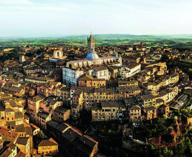 Luftaufnahme der mittelalterlichen Stadt Siena in der Toskana.