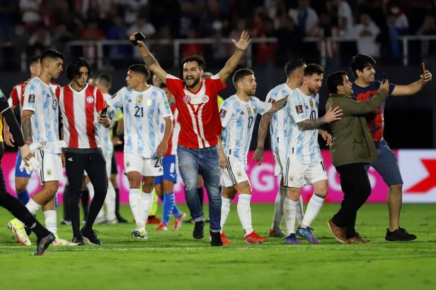 Die Fans in Paraguay stürmten wegen Lionel Messi den Platz