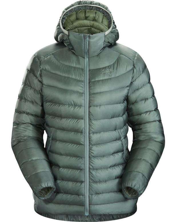 Eine graugrüne Daunenjacke mit Kapuze vor einem weißen Hintergrund.