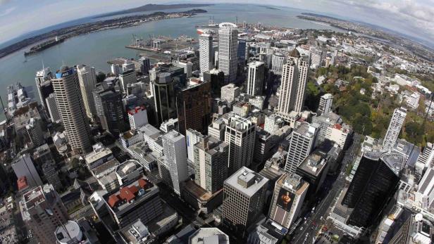 Luftaufnahme von Auckland, Neuseeland, mit Blick auf die Skyline und den Hafen.