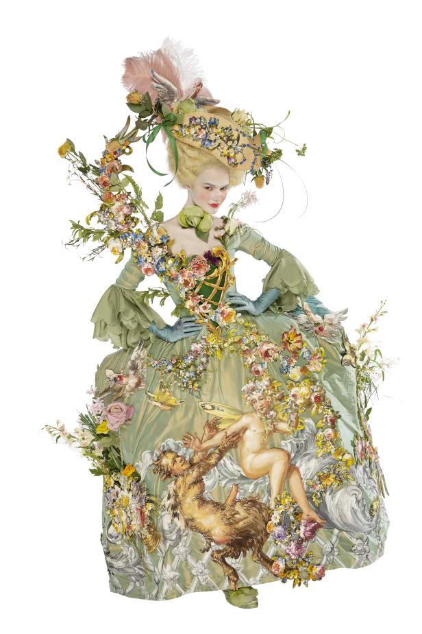 Eine Frau in einem aufwendigen, blumengeschmückten Kleid und einer extravaganten Kopfbedeckung.