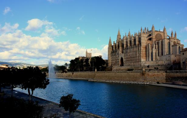 Die Kathedrale von Palma de Mallorca, gesehen von einem Kanal aus.