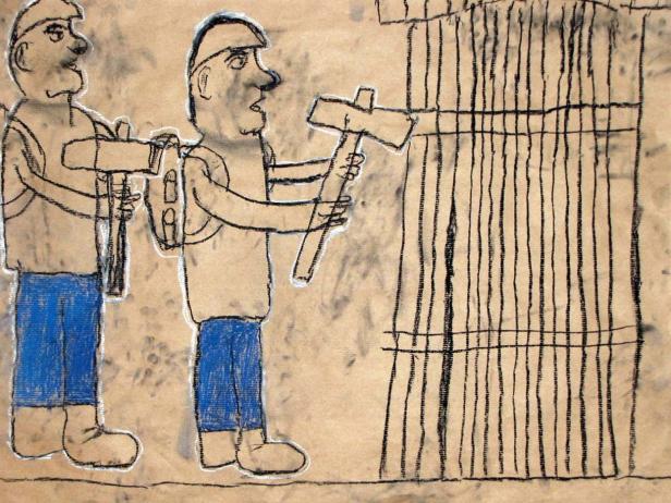 Zwei Männer mit Werkzeugen stehen vor einer Holzwand.