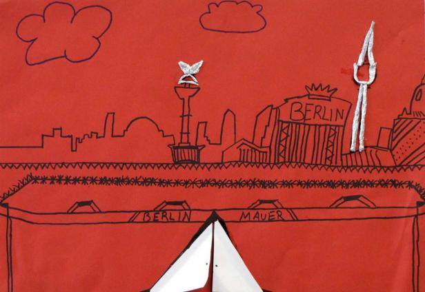 Eine Kinderzeichnung zeigt die Skyline von Berlin mit Brandenburger Tor und Mauer.
