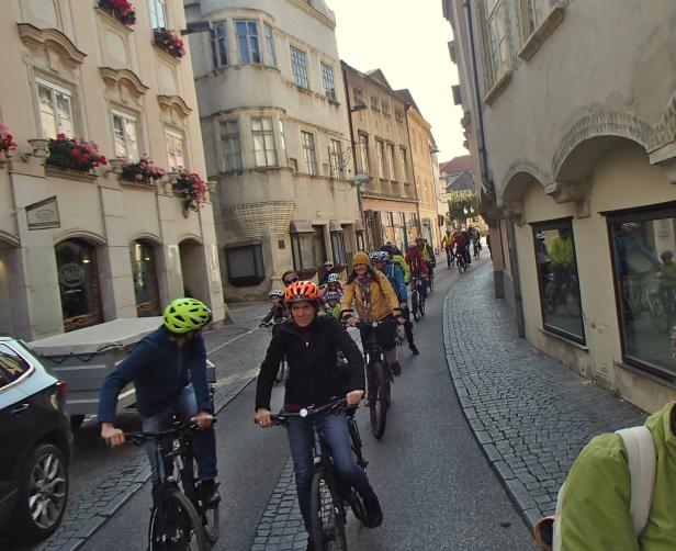 Radfahrer als kritische Masse durch die Stadt