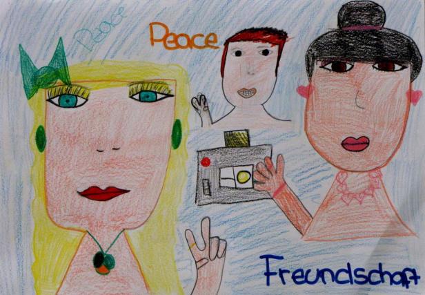 Eine Kinderzeichnung mit drei Gesichtern, einer Kamera und den Worten „Peace“ und „Freundschaft“.