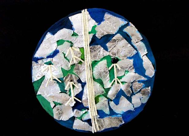 Eine Collage zeigt stilisierte Figuren auf einer Weltkugel, umgeben von blauem Meer und silbernen Wolken.