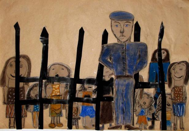 Eine Kinderzeichnung zeigt eine Gruppe Kinder hinter einem Zaun, bewacht von einem Mann in Uniform.