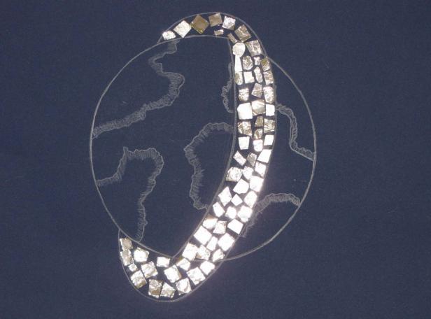 Eine stilisierte Darstellung eines Planeten mit einem Ring aus glänzenden Mosaiksteinen.