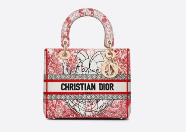 Eine „Lady Dior“ Handtasche mit rotem und weißem Muster und dem Schriftzug „Christian Dior“.