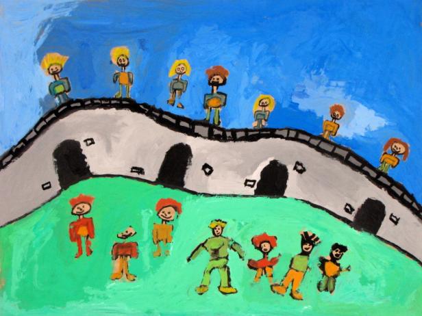 Eine Kinderzeichnung zeigt Menschen auf und unter einer grauen Mauer vor blauem Himmel.