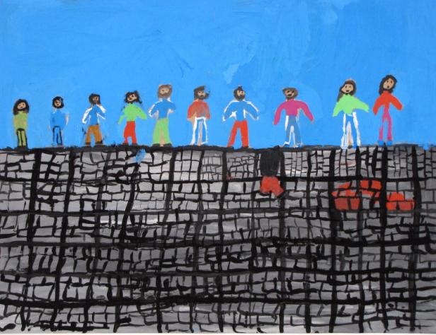 Eine Gruppe von bunten Figuren steht auf einer grauen Mauer vor blauem Himmel.