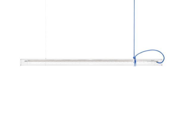 Eine moderne LED-Hängeleuchte mit blauem Kabel vor einem weißen Hintergrund.