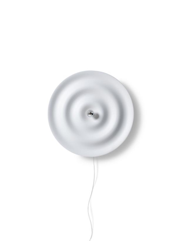 Eine moderne, kreisförmige Wandleuchte mit einem wellenförmigen Design.