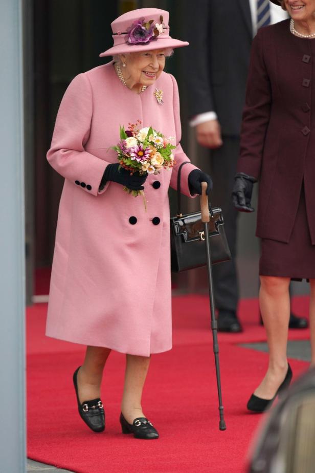 Queen zeigte sich in Wales erneut mit Gehstock