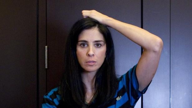 Sarah Silverman posiert mit einer Hand auf dem Kopf.