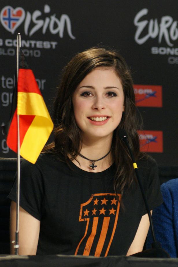 Lena Meyer-Landrut mit Deutschland-Flagge beim Eurovision Song Contest 2010.