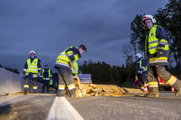 Pkw krachte auf Holz-Anhänger und überschlug sich mehrmals