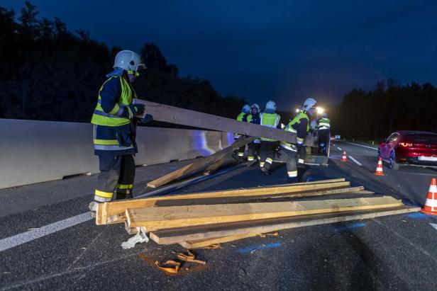 Pkw krachte auf Holz-Anhänger und überschlug sich mehrmals