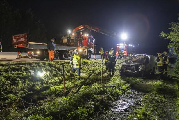 Pkw krachte auf Holz-Anhänger und überschlug sich mehrmals