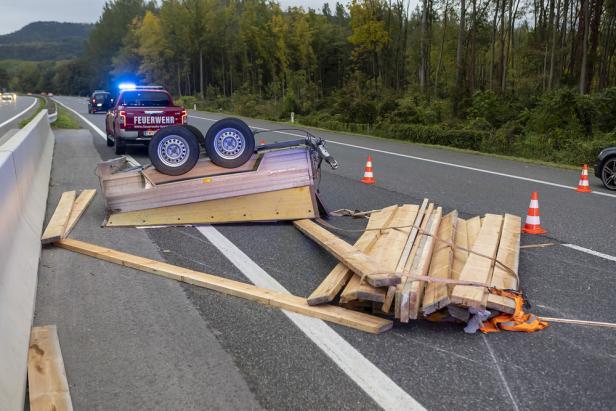 Pkw krachte auf Holz-Anhänger und überschlug sich mehrmals