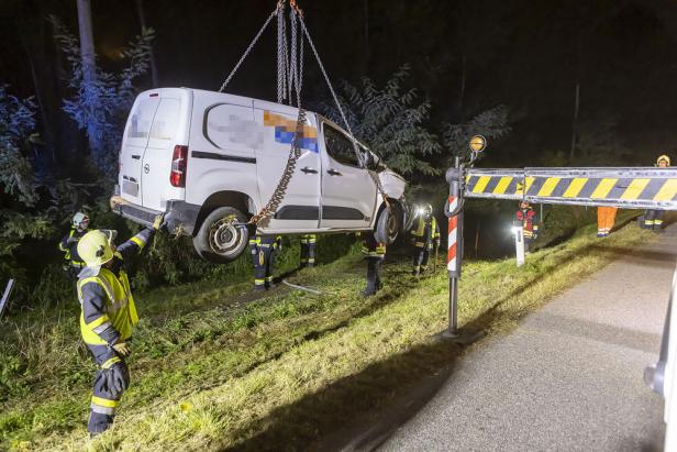 Pkw krachte auf Holz-Anhänger und überschlug sich mehrmals