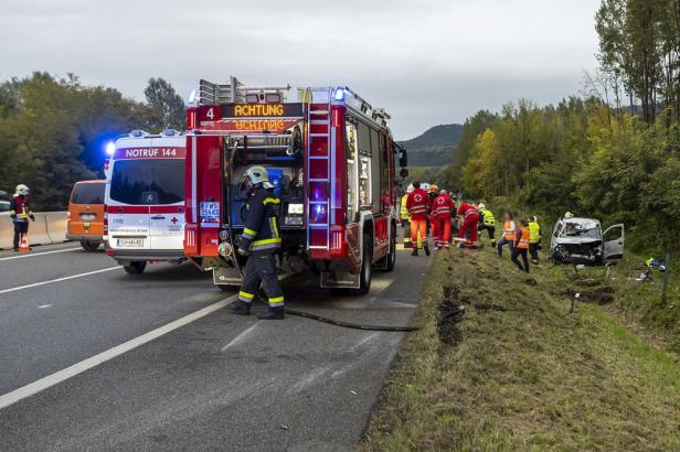 Pkw krachte auf Holz-Anhänger und überschlug sich mehrmals