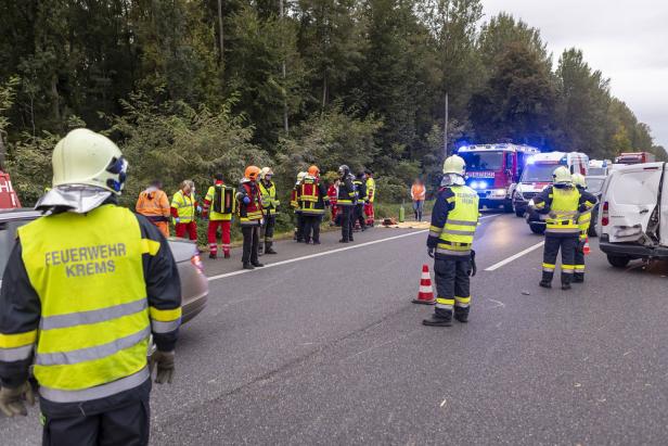 Pkw krachte auf Holz-Anhänger und überschlug sich mehrmals