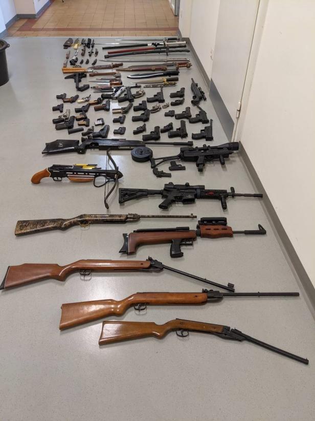 Mehr als 100 verbotene Waffen bei Wohnungsdurchsuchungen gefunden
