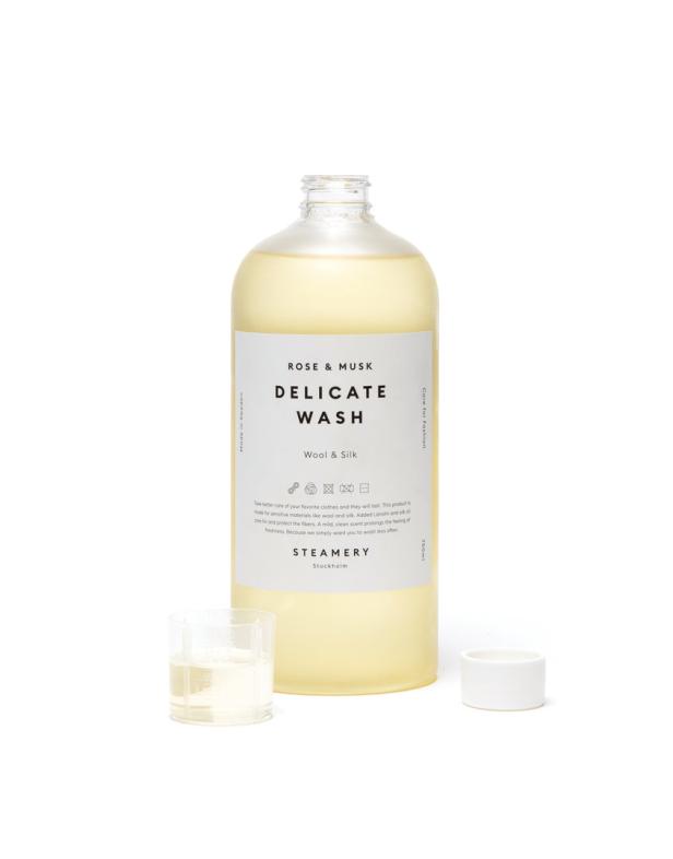 Eine Flasche Feinwaschmittel „Rose & Musk Delicate Wash“ von Steamery Stockholm für Wolle und Seide.