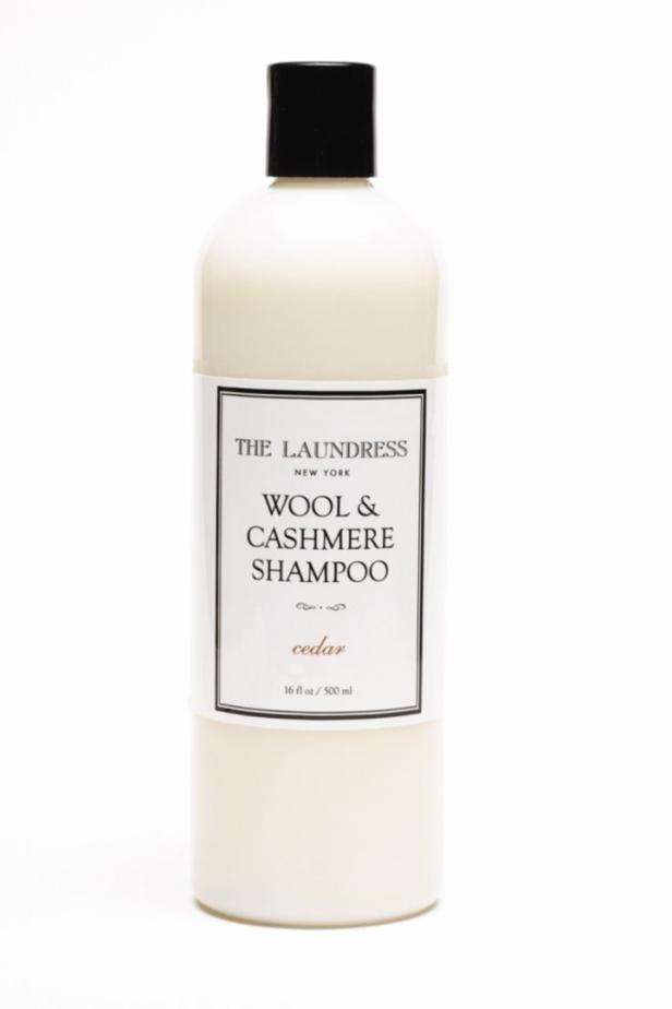 Eine Flasche „Wool & Cashmere Shampoo“ von The Laundress New York mit Zedernholzduft.