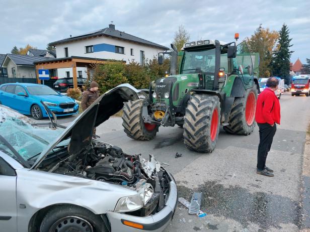 Spektakulärer Unfall bei St. Pölten: Traktor fuhr über Auto