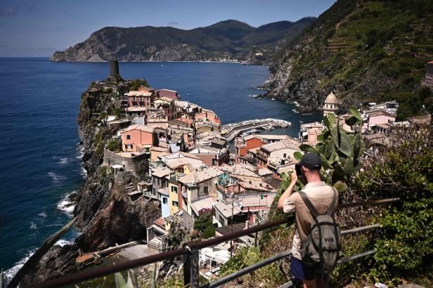 Ein Tourist fotografiert die malerische Stadt Vernazza in Cinque Terre, Italien.