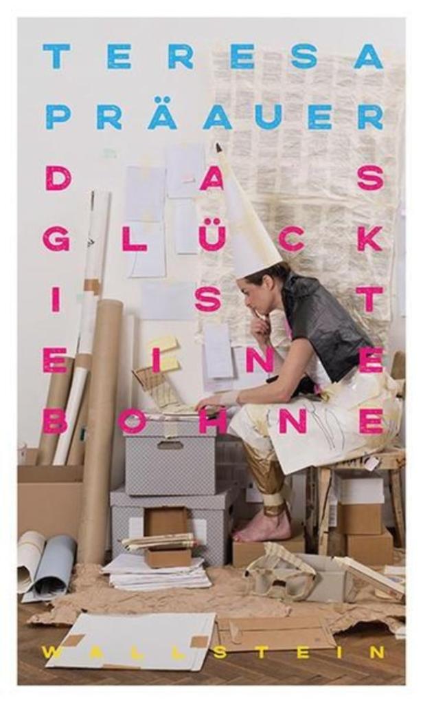 Das Cover des Buches „Glückskatastrophen“ von Teresa Präauer zeigt eine Frau mit einem Hütchen vor einem Laptop.